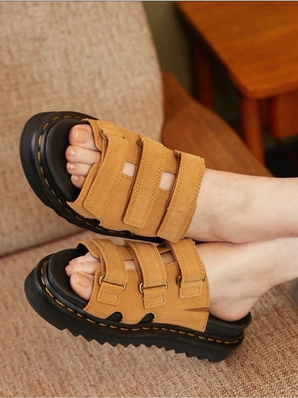 NEW Dr. Martens Raine Slide Sandal Platforms Size 8 Women Tan VT - Picture 3 of 3